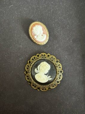 Vintage Style Cameo Brooch Set in Black and Peach
